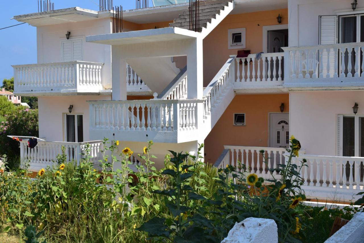 Red Sun Apartments Amoudi Exteriör bild